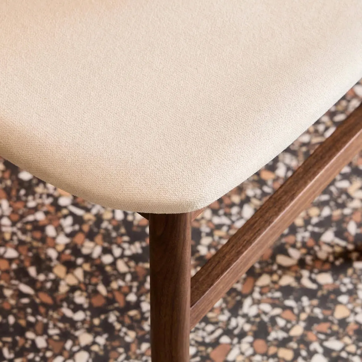 Set di 2 sedie vintage in legno di hevea e tessuto