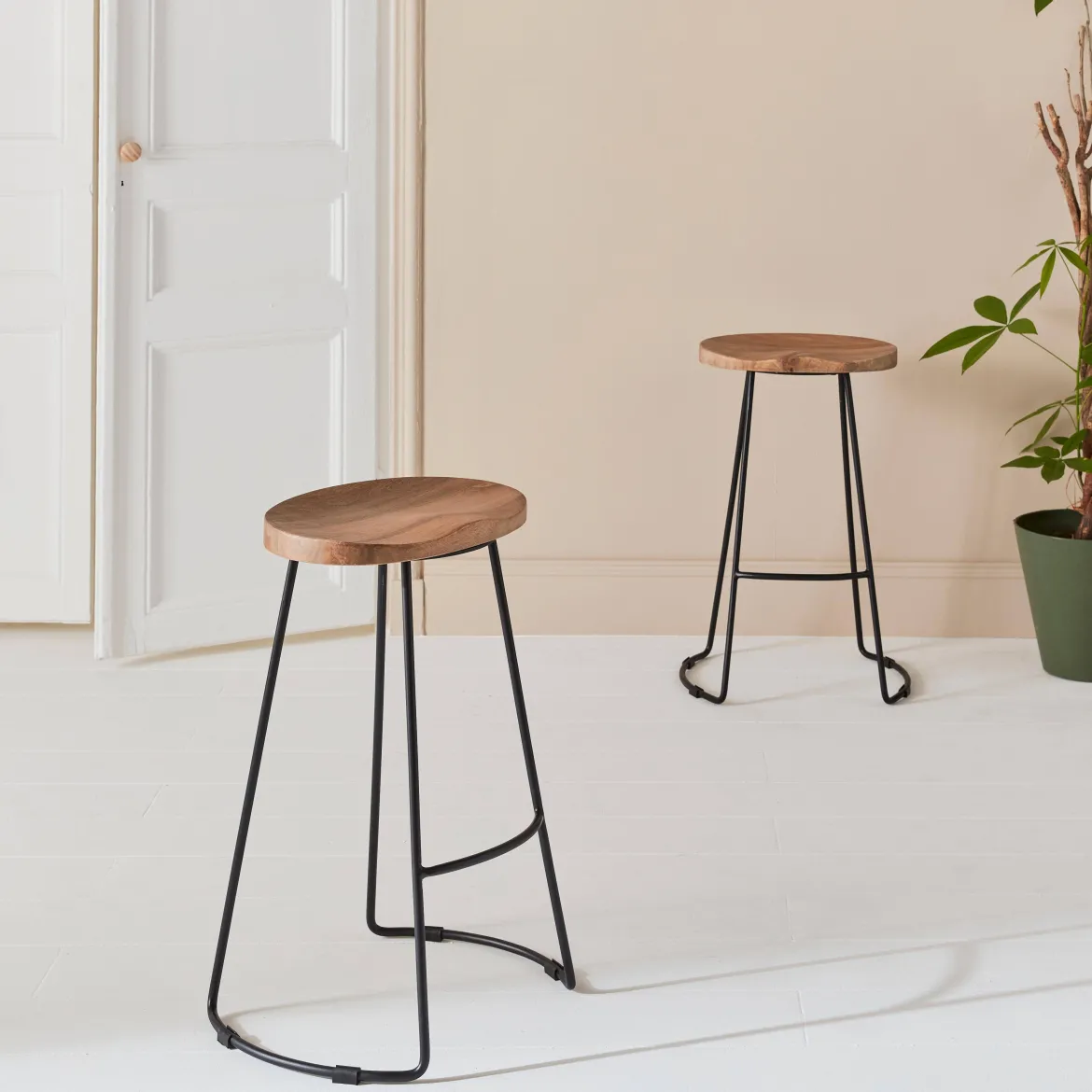 Set di 2 sgabelli da bar in legno di mango e acciaio, 65cm