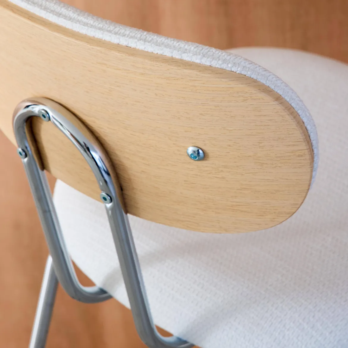 Set di 2 sgabelli da bar in rovere e tessuto idrorepellente piedi in metallo cromato