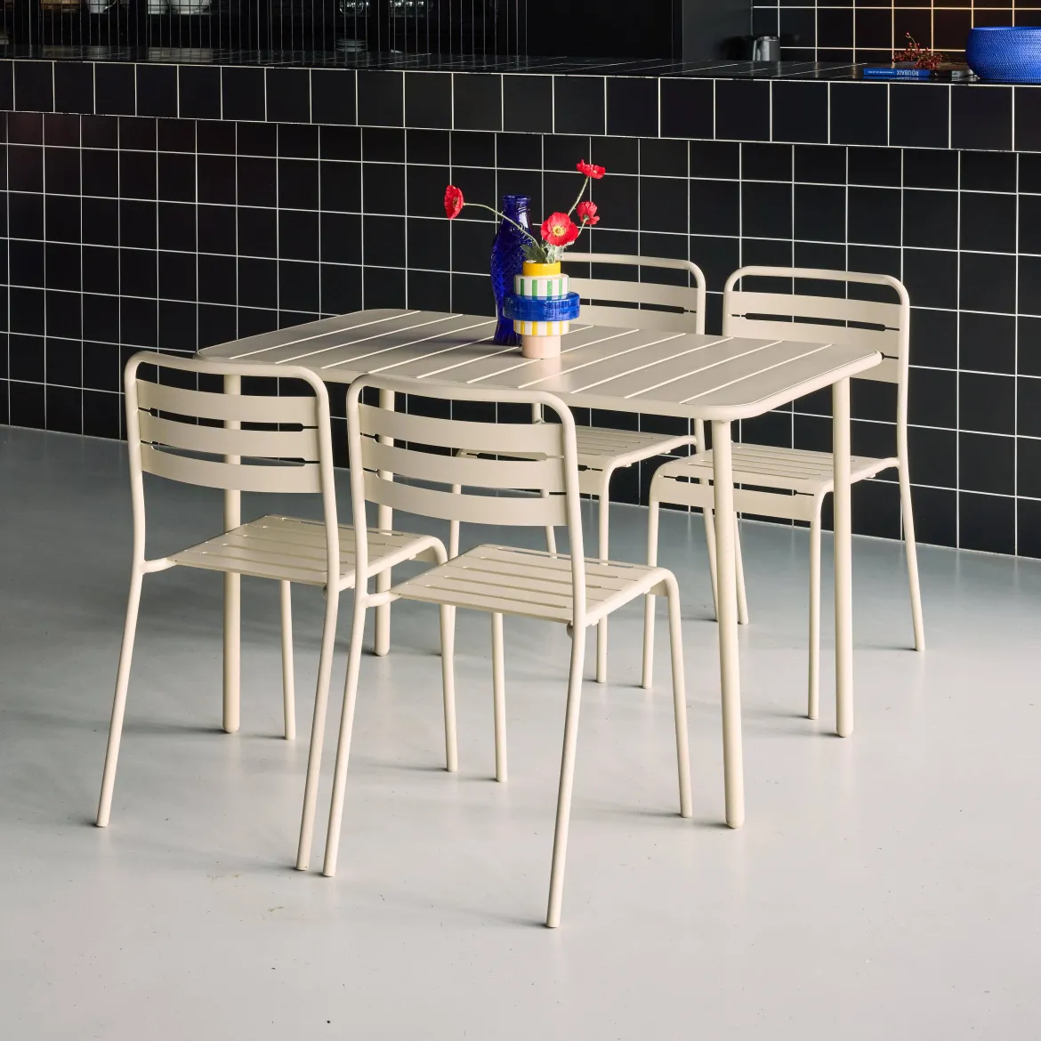 Set tavolo da giardino bistrot in metallo con 4 sedie, 120cm
