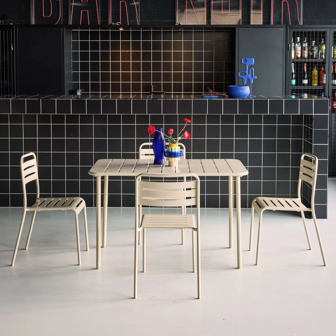 Set tavolo da giardino bistrot in metallo con 4 sedie, 120cm