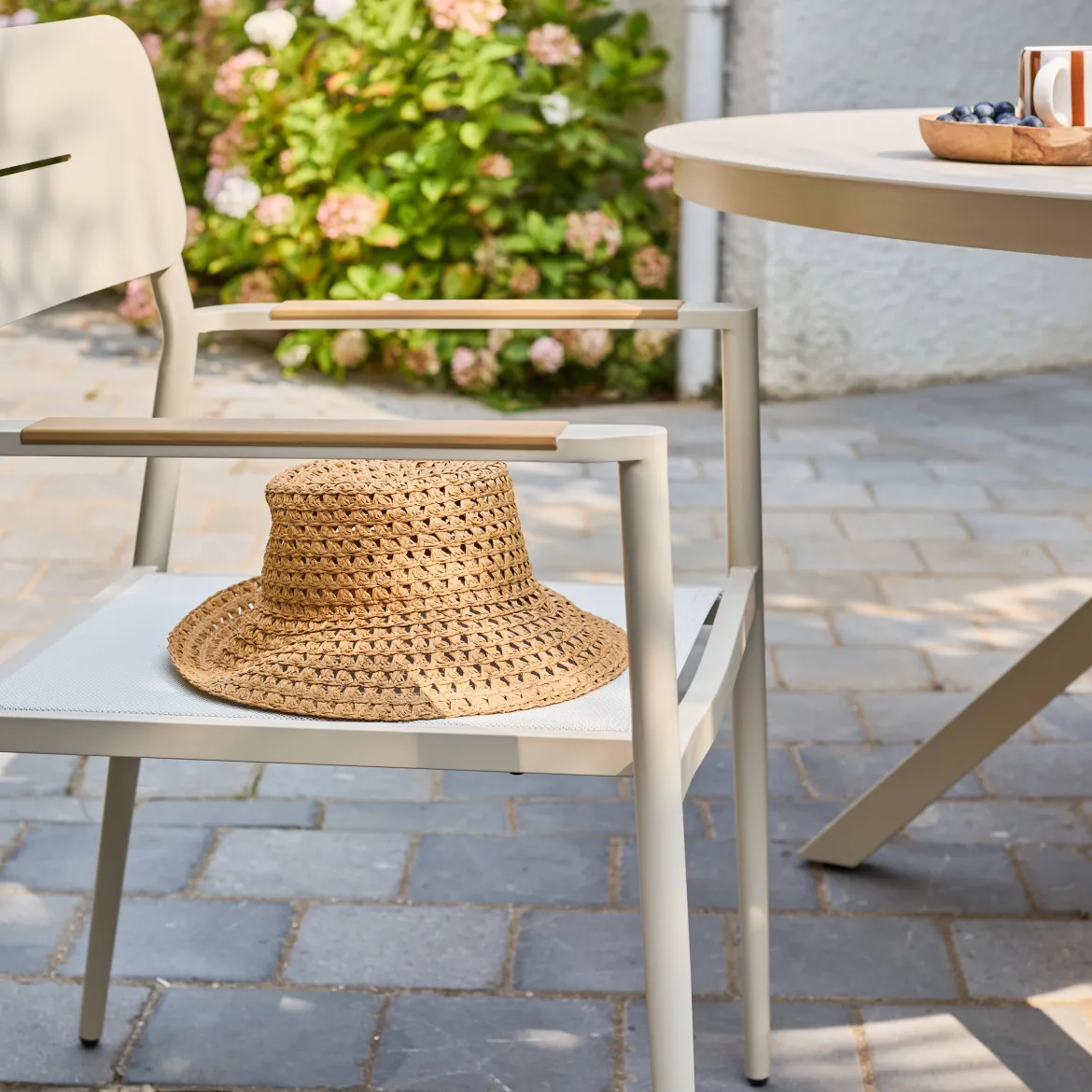 Set tavolo da giardino rotondo in alluminio e vetro con 6 sedie