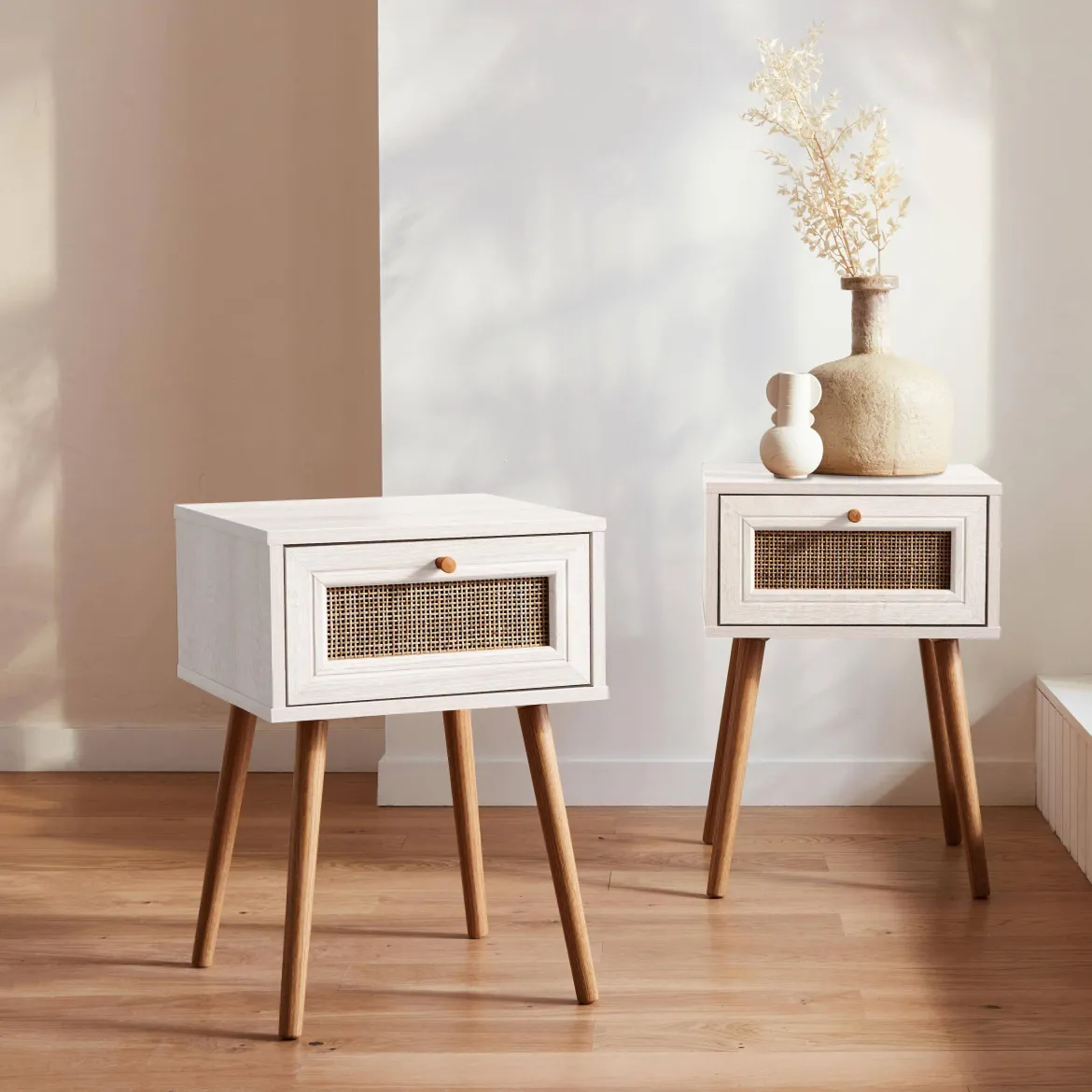Set 2 comodini effetto legno e cannage