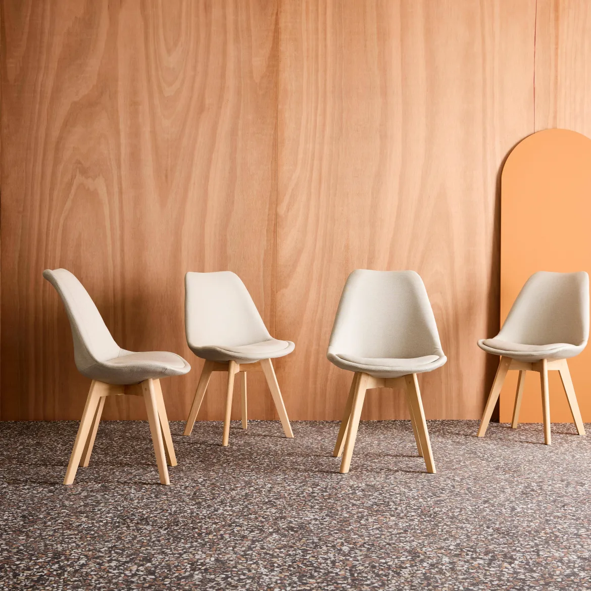 Set di 4 sedie scandinave in legno di faggio e tessuto semplice