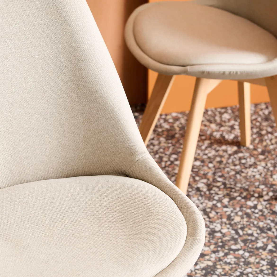 Set di 4 sedie scandinave in legno di faggio e tessuto semplice