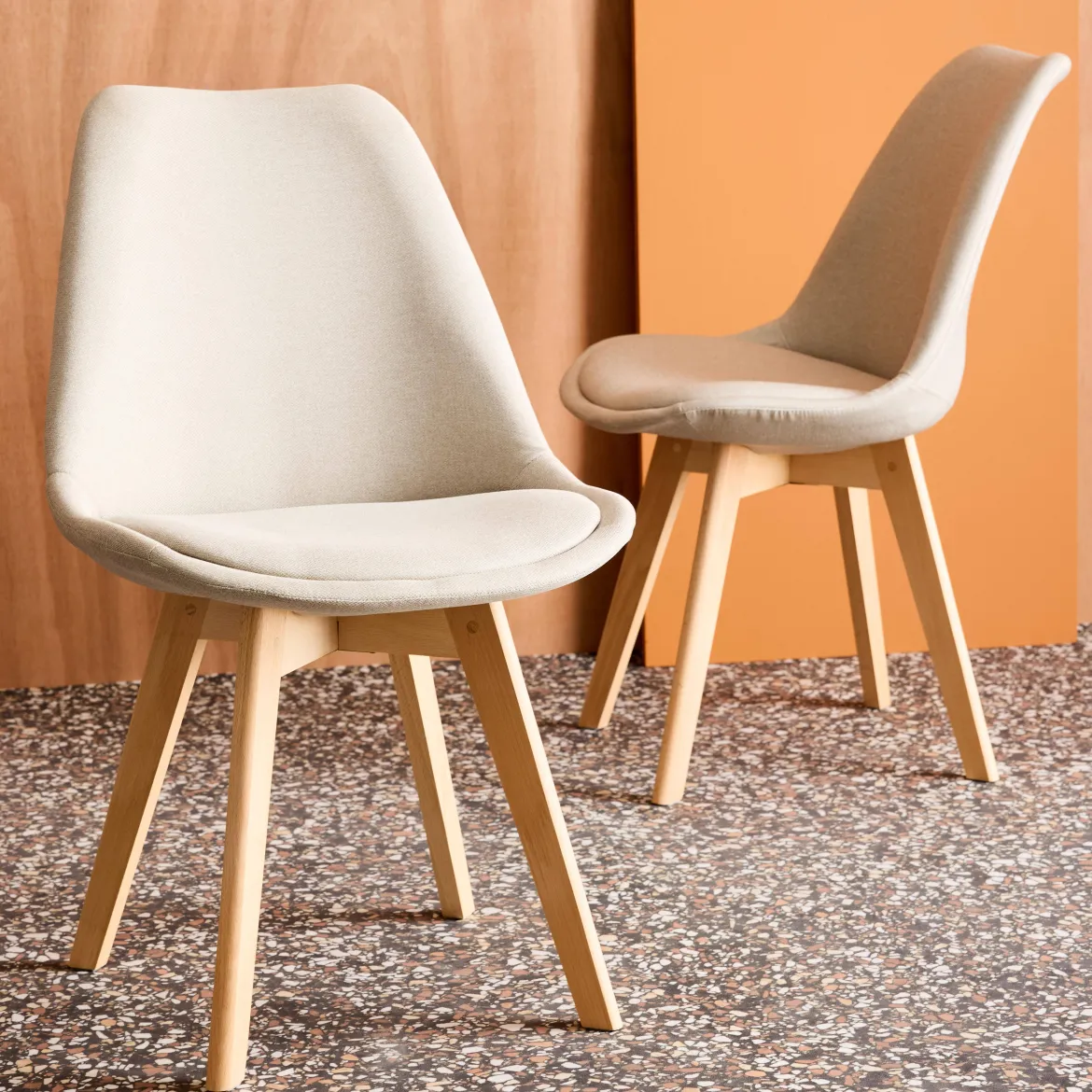 Set di 4 sedie scandinave in legno di faggio e tessuto semplice