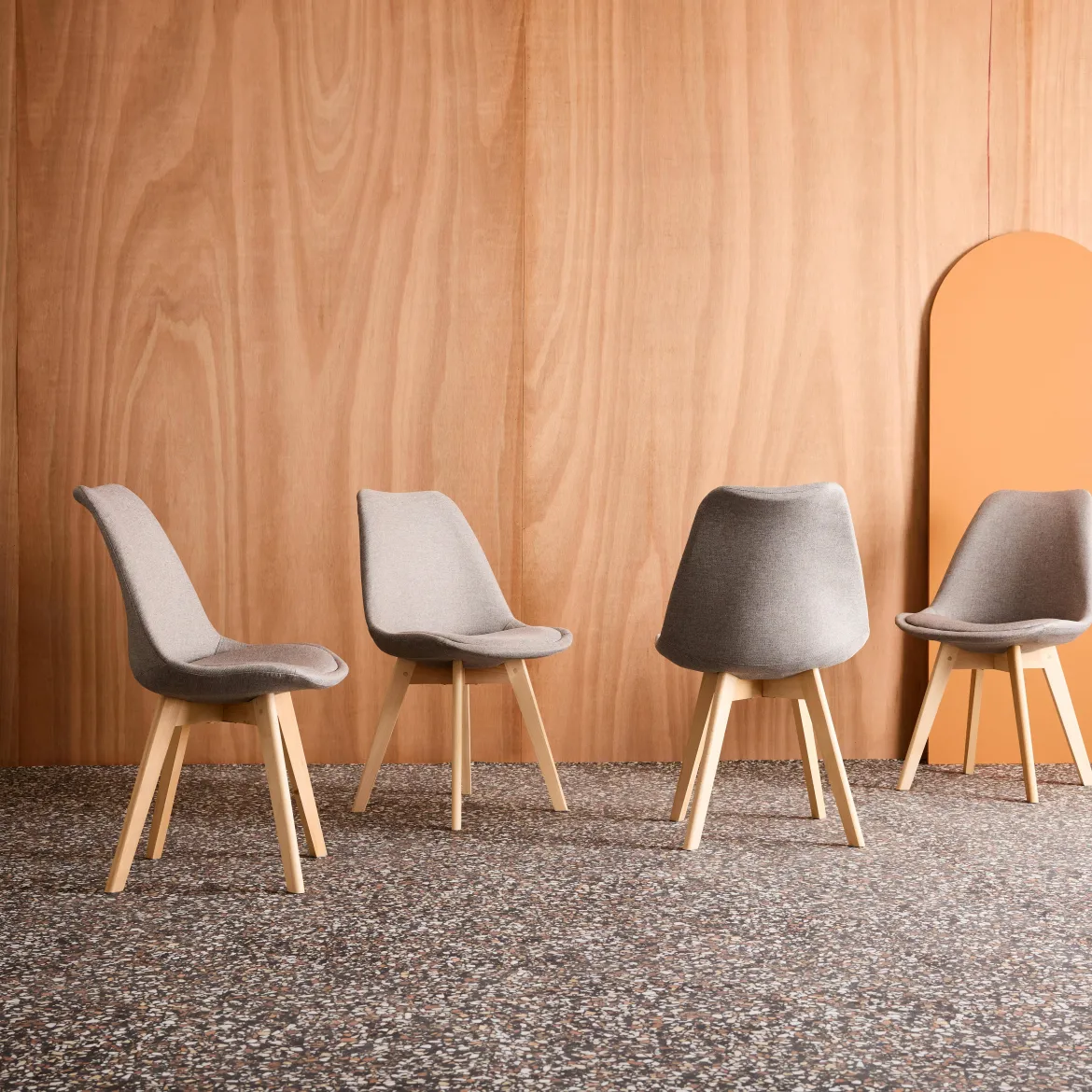 Set di 4 sedie scandinave in legno di faggio e tessuto semplice