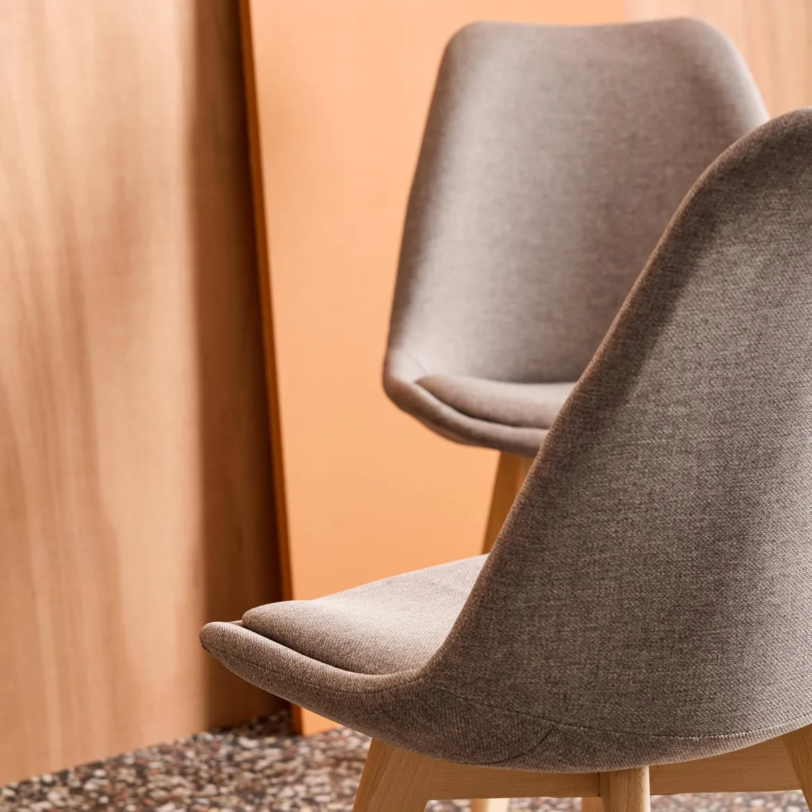 Set di 4 sedie scandinave in legno di faggio e tessuto semplice