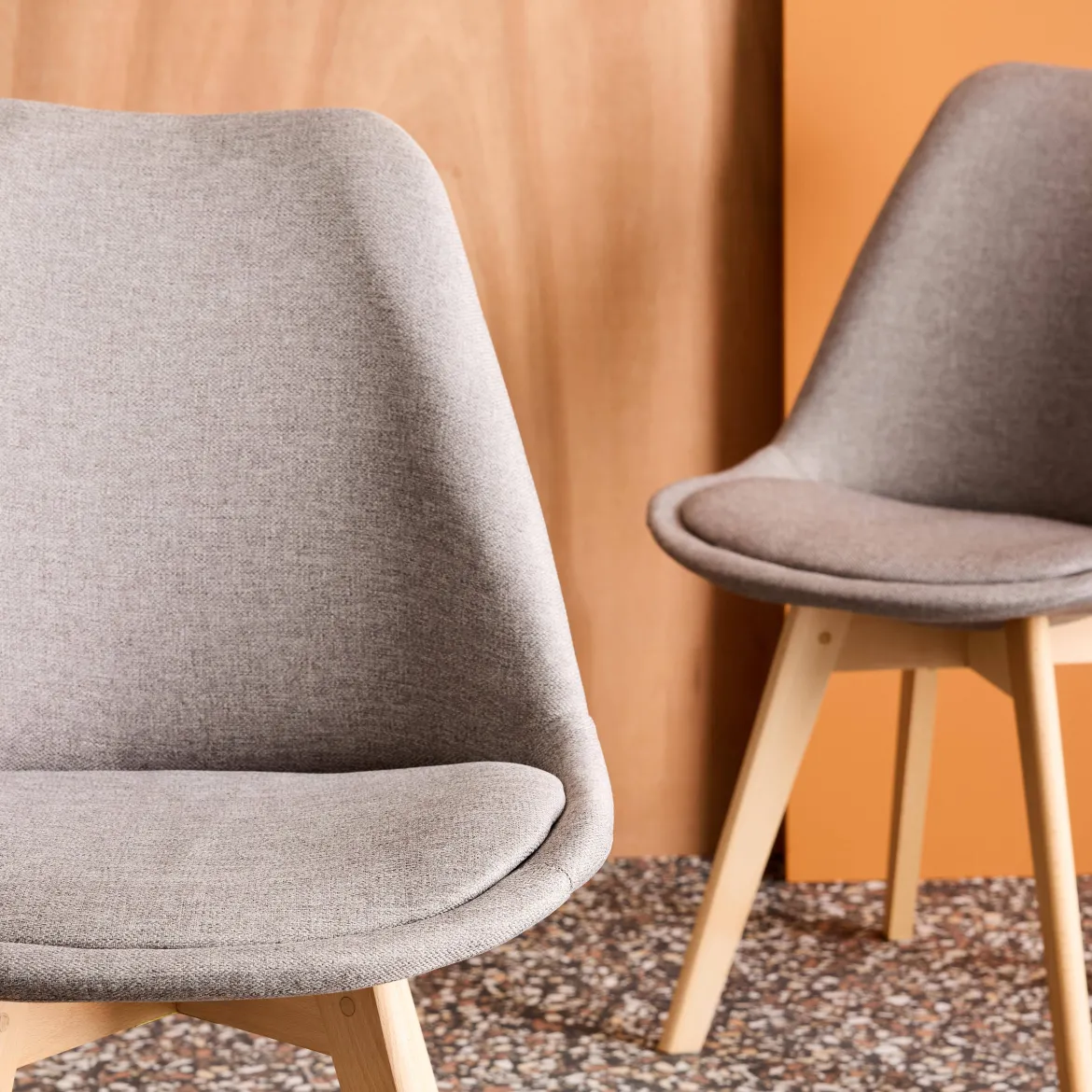 Set di 4 sedie scandinave in legno di faggio e tessuto semplice