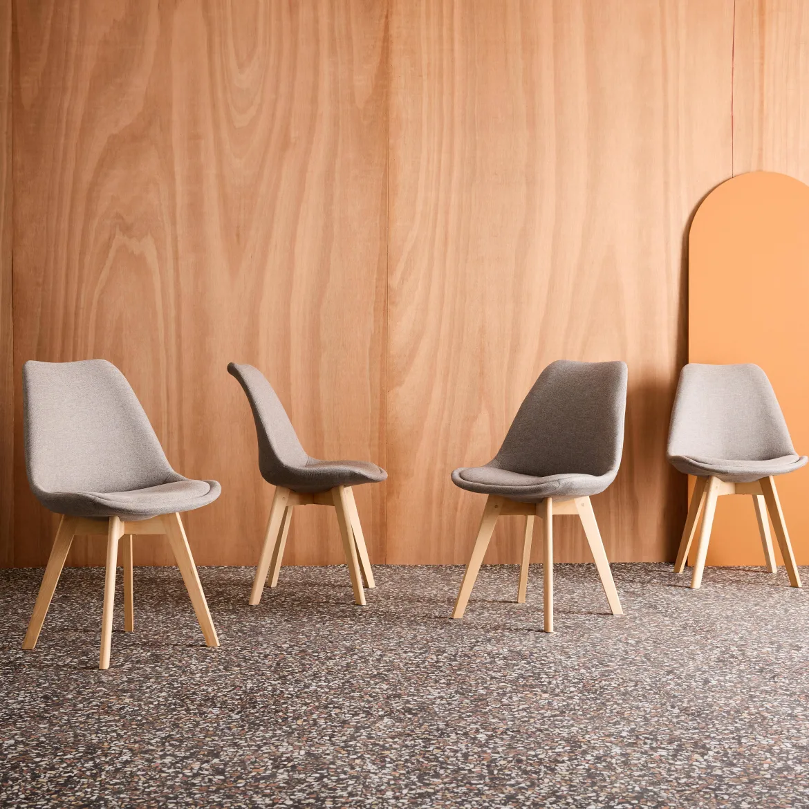 Set di 4 sedie scandinave in legno di faggio e tessuto semplice