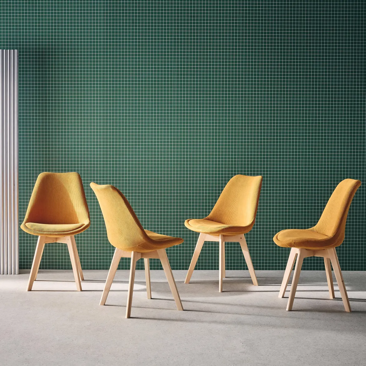 Set di 4 sedie scandinave in legno di faggio e velluto a coste