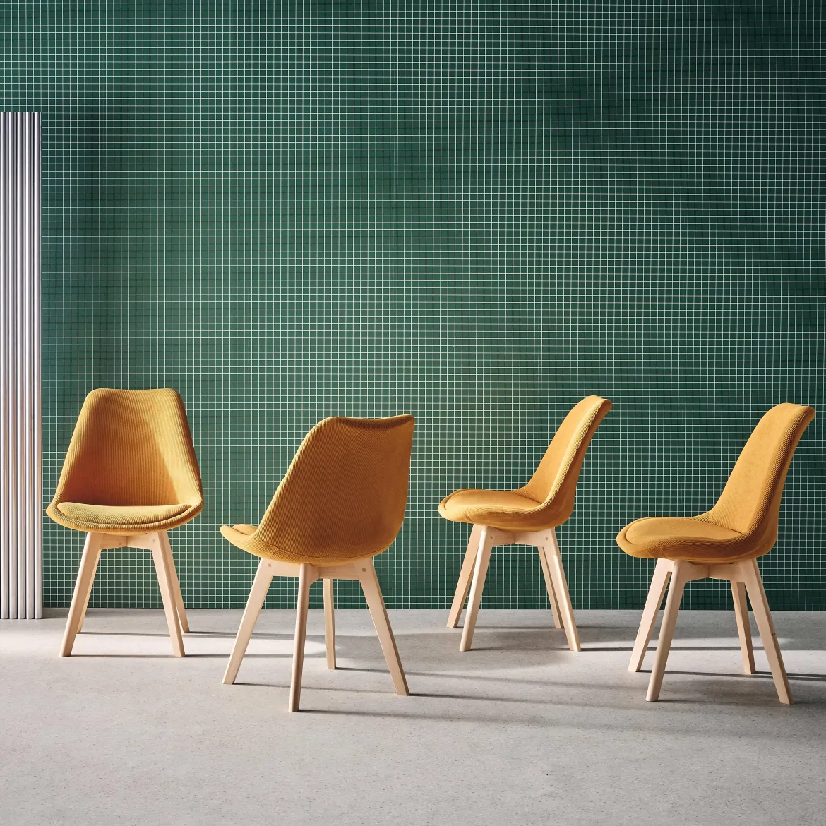 Set di 4 sedie scandinave in legno di faggio e velluto a coste