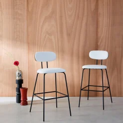 Set di 2 sgabelli da bar legno curvato tinto noce e tessuto idrorepellente gambe in metallo nero