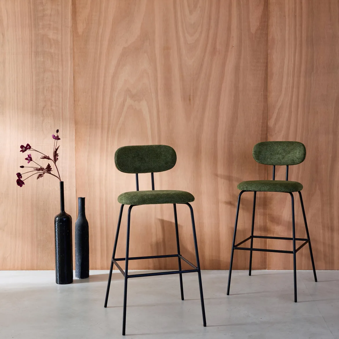 Set di 2 sgabelli da bar legno curvato tinto noce e tessuto idrorepellente gambe in metallo nero