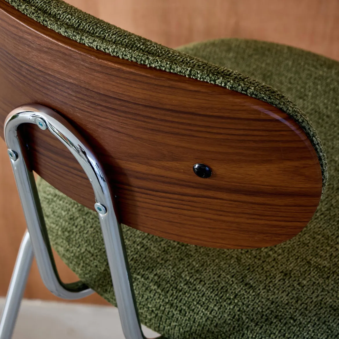 Set di 2 sgabelli da bar legno tinto noce e tessuto idrorepellente gambe in metallo cromato