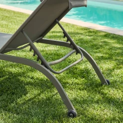 Set 2 lettini prendisole in acciaio con cuscino e ruote multiposizione