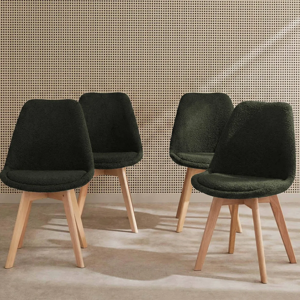 Set 4 sedie scandinave bouclé e gambe in legno