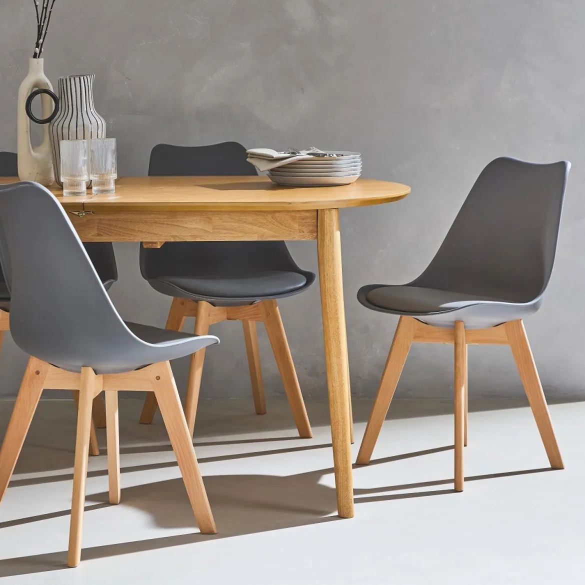 Set 4 sedie scandinave imbottite con gambe in legno