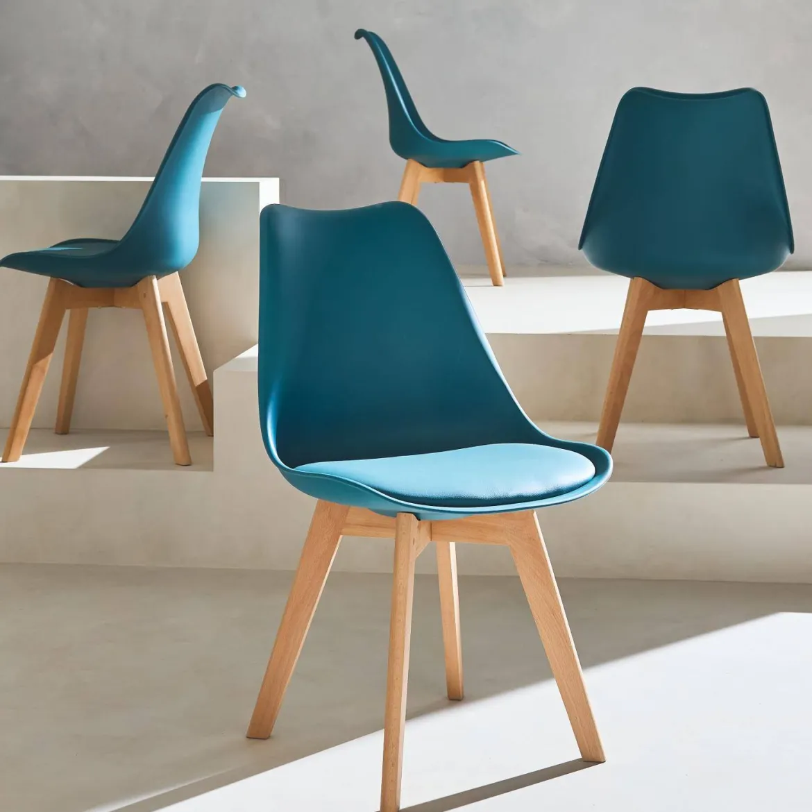 Set 4 sedie scandinave imbottite con gambe in legno