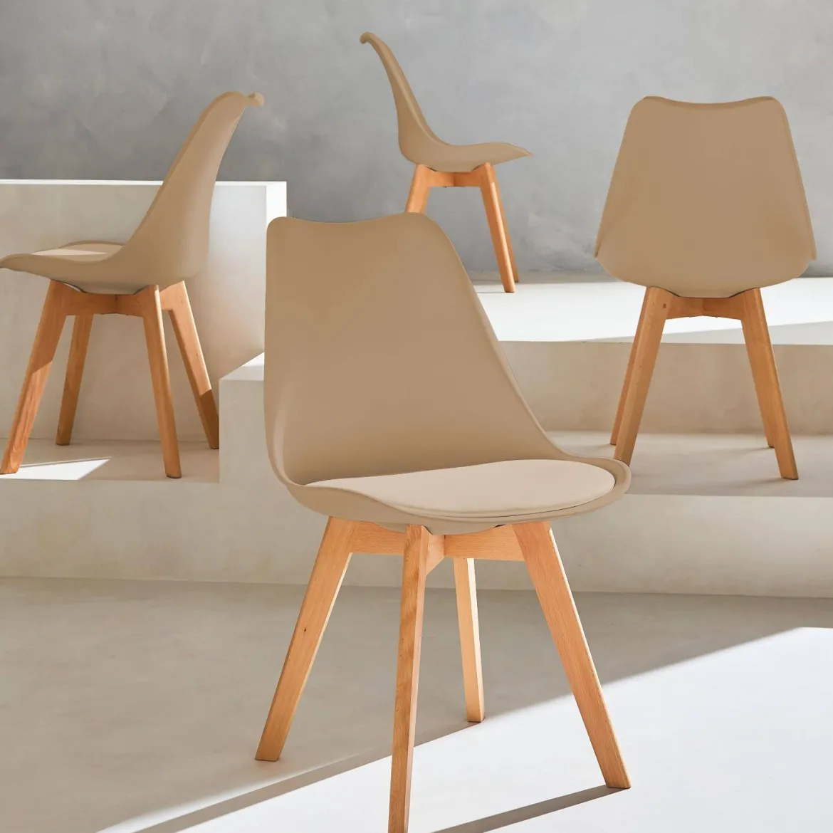 Set 4 sedie scandinave imbottite con gambe in legno