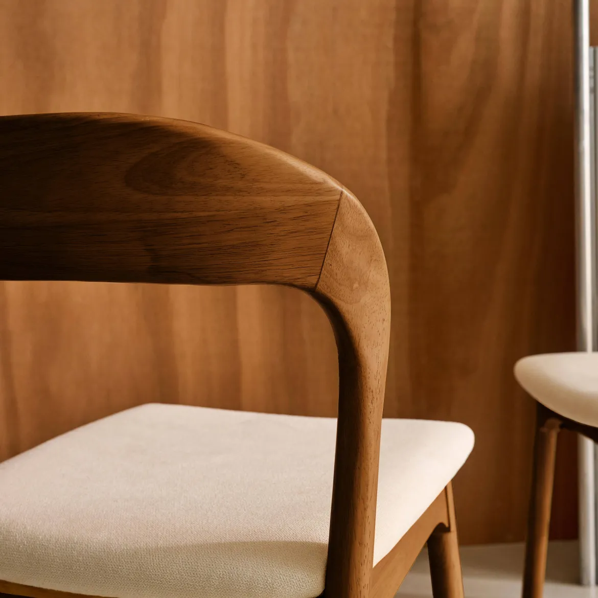Set 2 sedie vintage in legno di hevea e tessuto