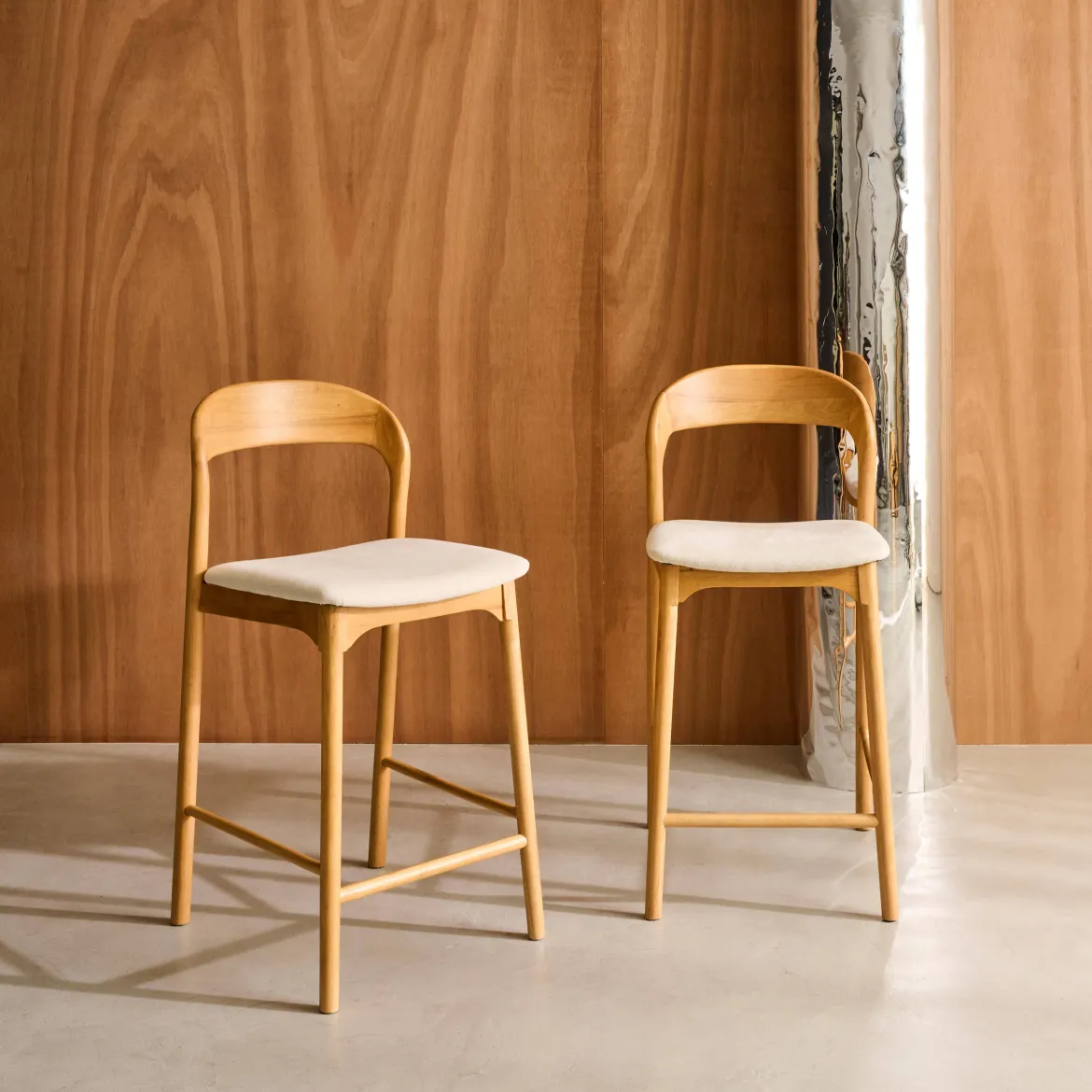 Set 2 sgabelli da bar vintage in legno di hevea e tessuto