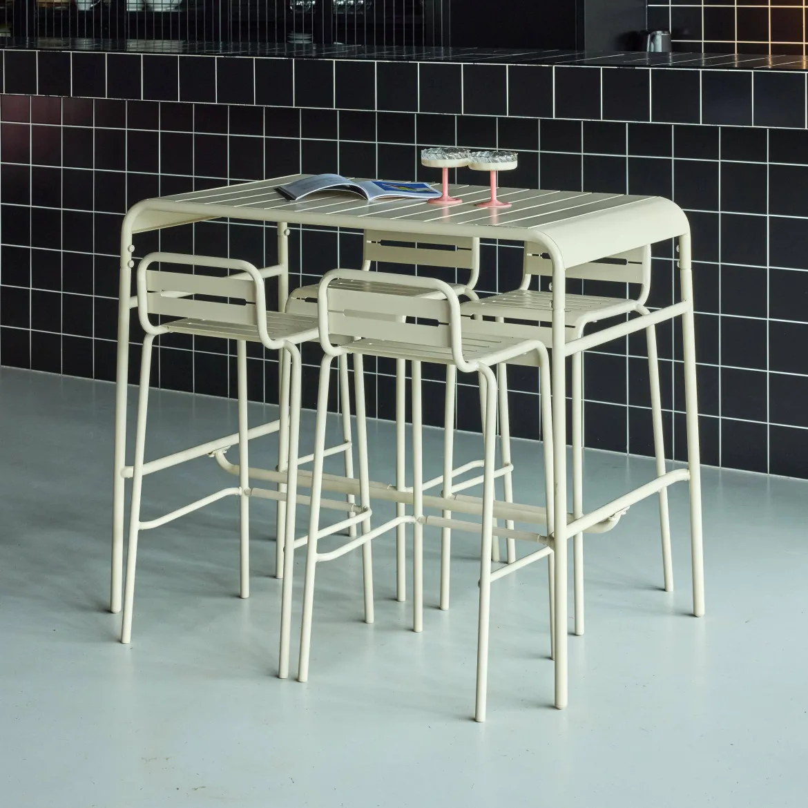 Set tavolo alto da giardino in acciaio con 4 sgabelli, 120cm