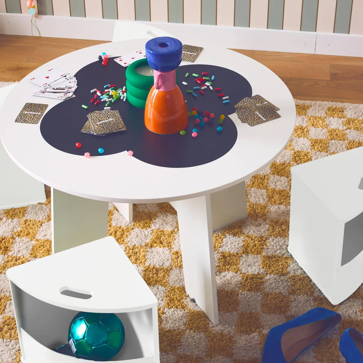 Set tavolo con ardesia e 4 sedie contenitore per bambini