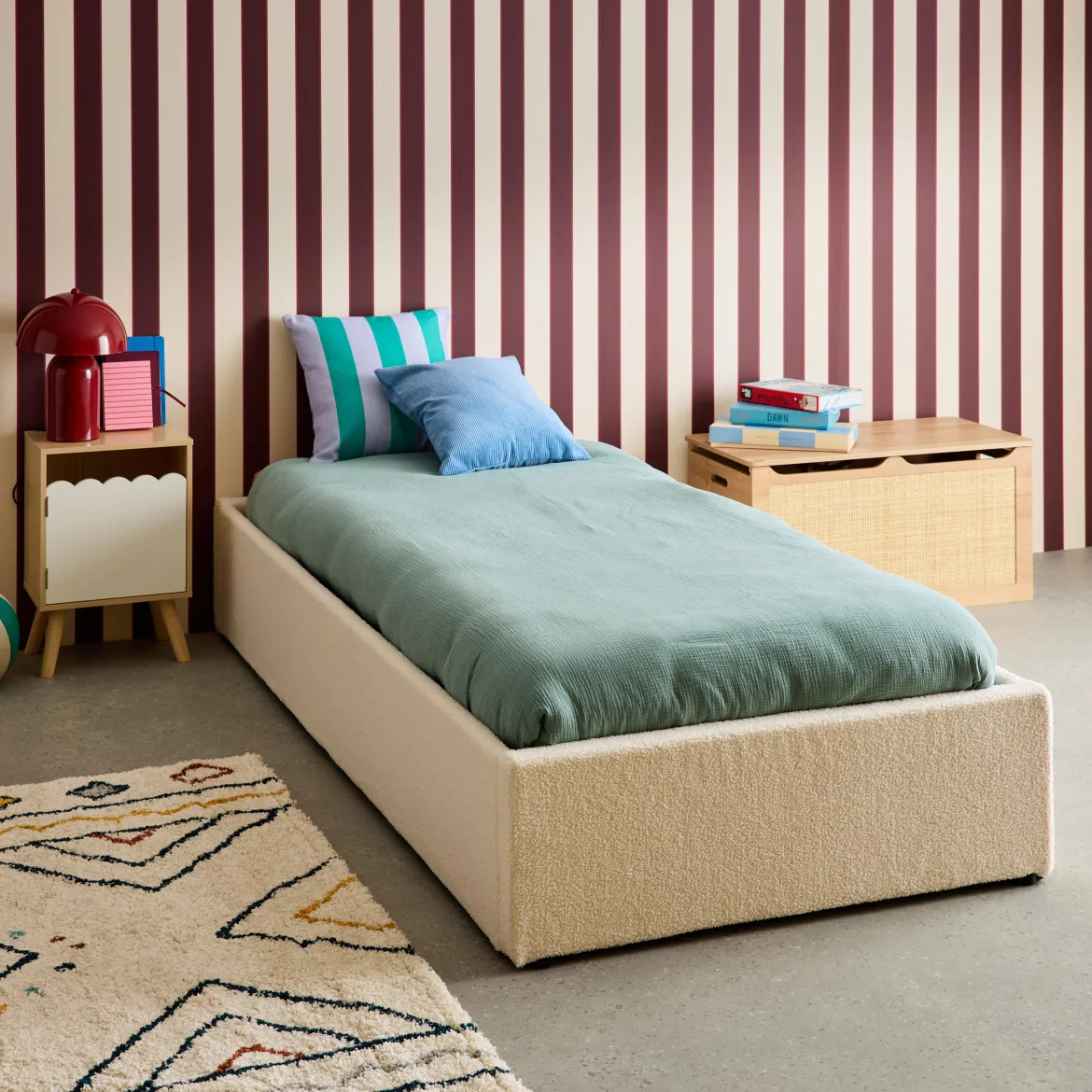 Struttura letto con contenitore e rete a doghe, imbottita bouclé bianco
