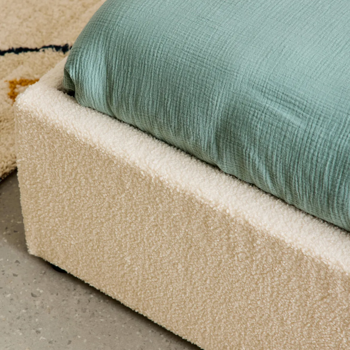 Struttura letto con contenitore e rete a doghe, imbottita bouclé bianco