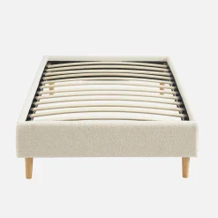 Struttura letto con rete a doghe, finitura bouclé, bianco