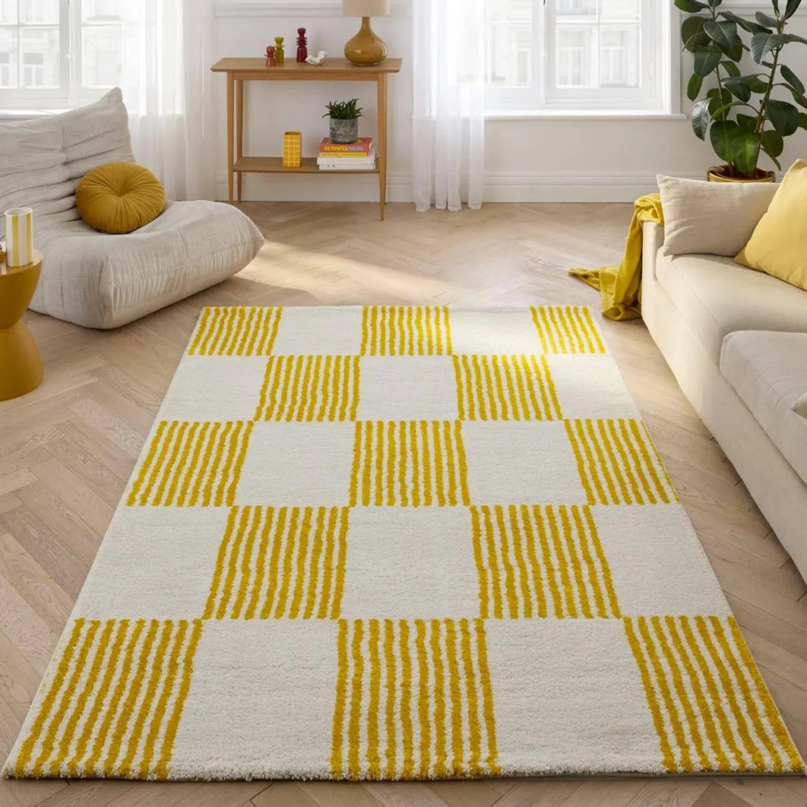 Tappeto interno a scacchi giallo e bianco