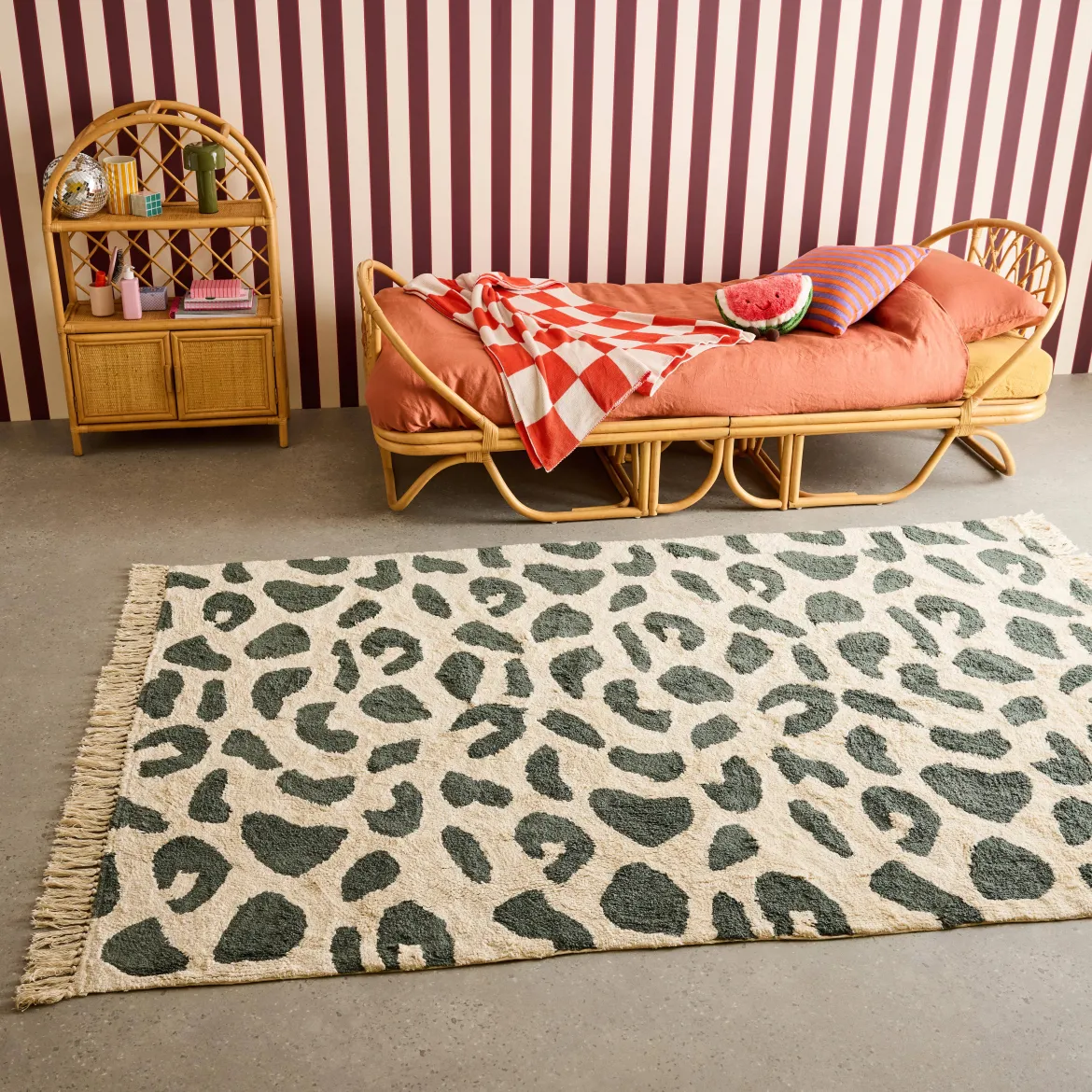 Tappeto interno cotone motivo maculato verde scuro con frange