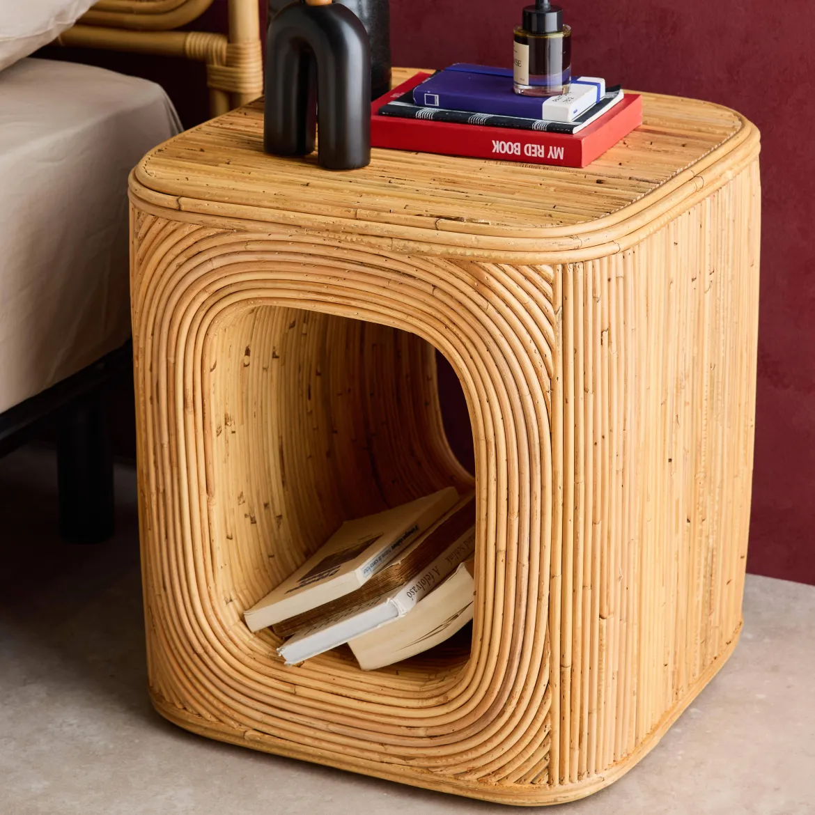 Tavolino con nicchia, in rattan naturale