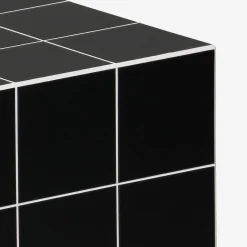 Tavolino cubico con finitura in ceramica opaca e piastrelle