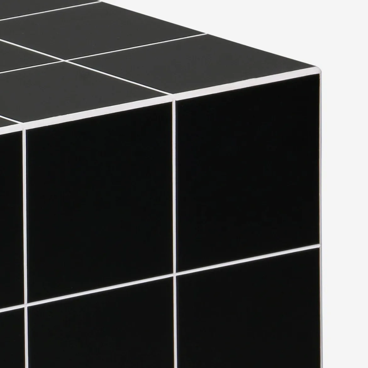 Tavolino cubico con finitura in ceramica opaca e piastrelle