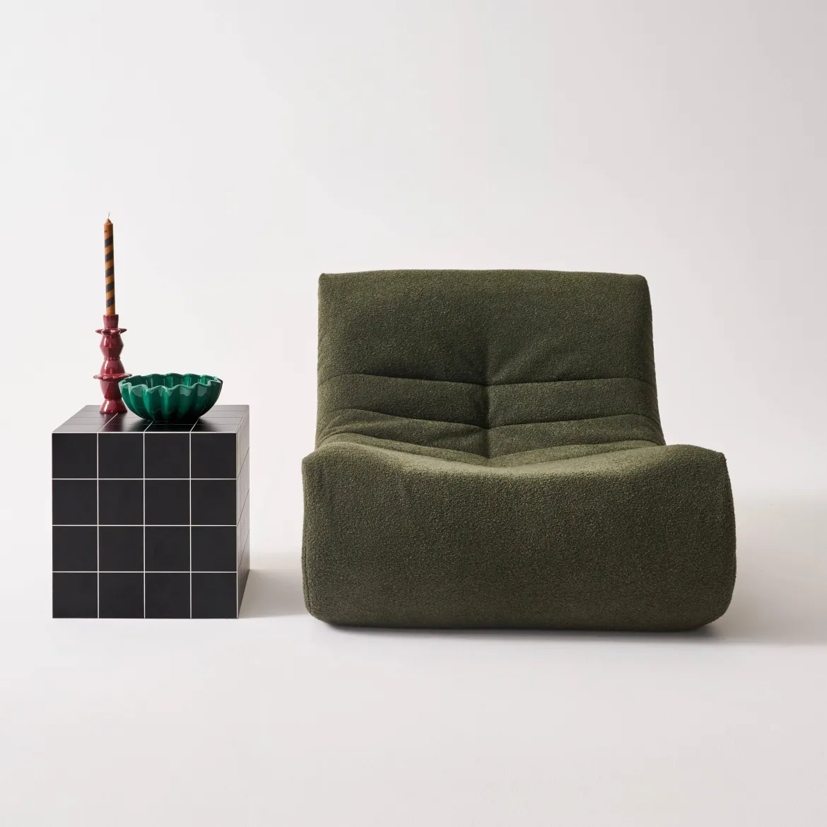 Tavolino cubico con finitura in ceramica opaca e piastrelle