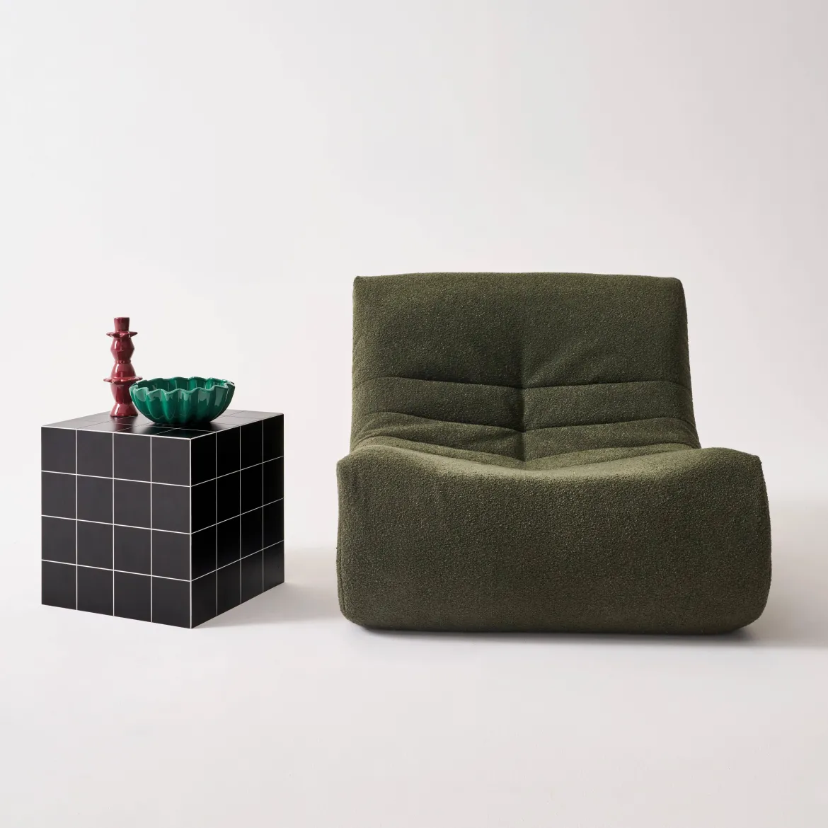 Tavolino cubico con finitura in ceramica opaca e piastrelle