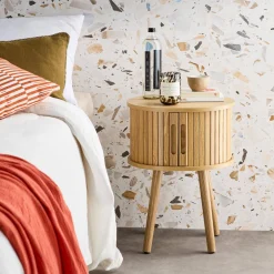 Tavolino da notte scandinavo con decorazioni in legno, 2 porte scorrevoli