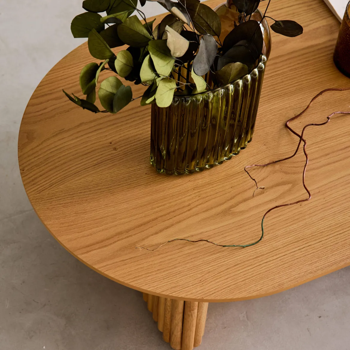Tavolino ovale in legno di hevea placcato rovere