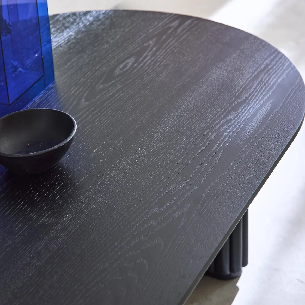 Tavolino ovale in legno di hevea placcato rovere