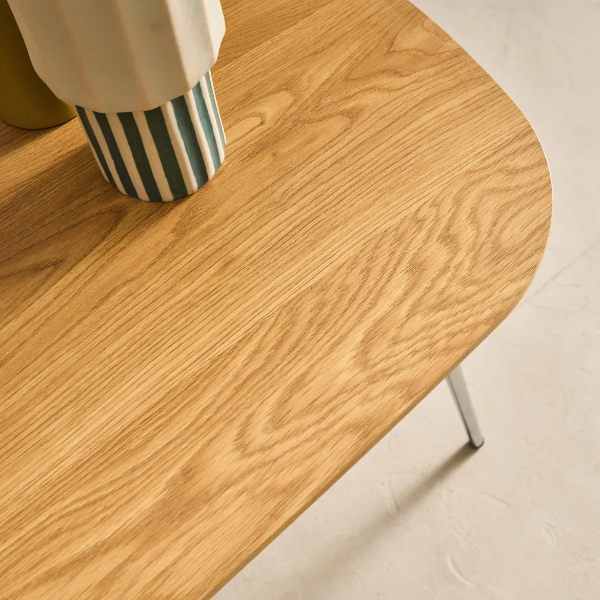 Tavolino rettangolare con gambe cromate e decorazioni in legno