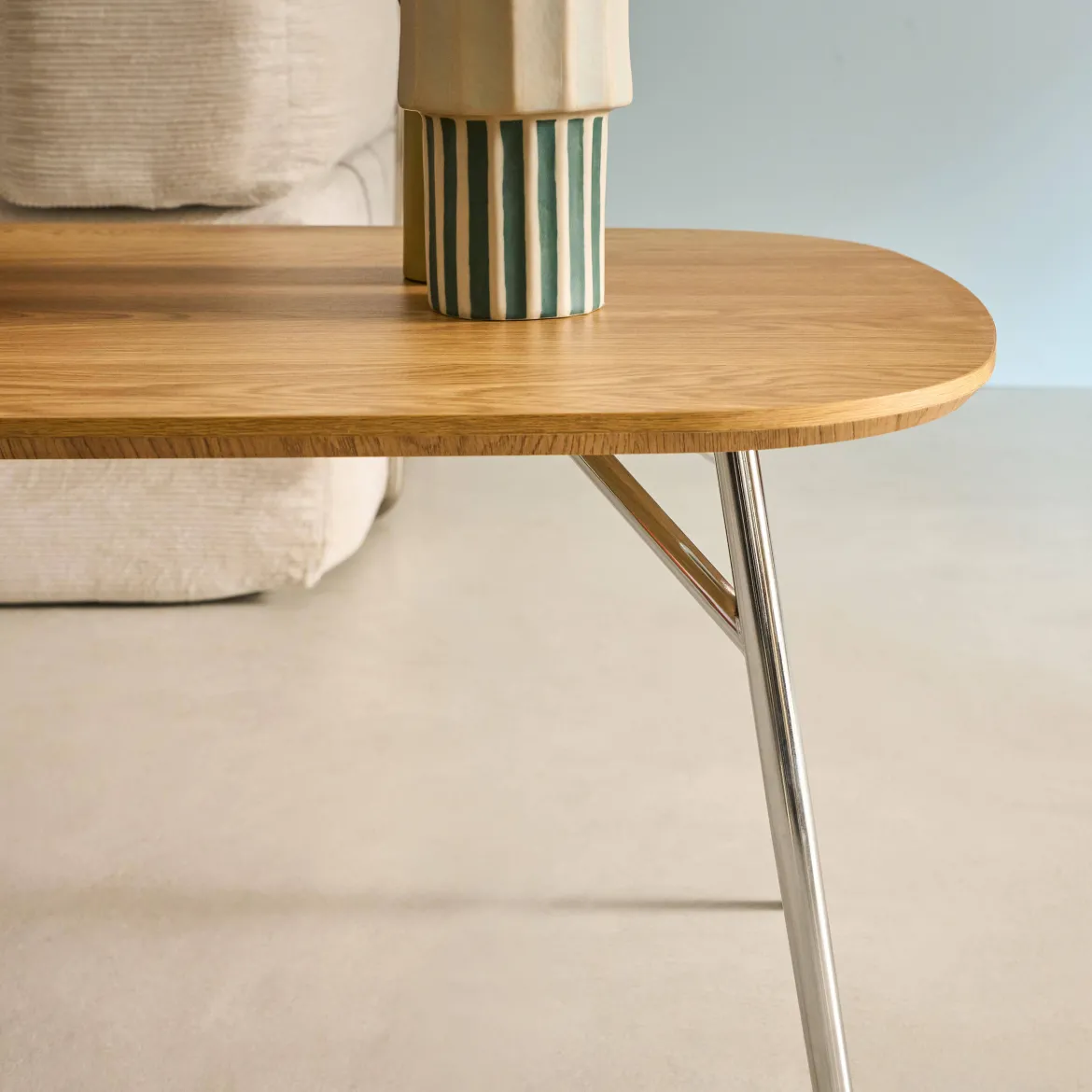 Tavolino rettangolare con gambe cromate e decorazioni in legno