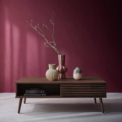 Tavolino scandinavo con ante scorrevoli, decoro in legno scanalato
