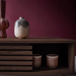 Tavolino scandinavo con ante scorrevoli, decoro in legno scanalato