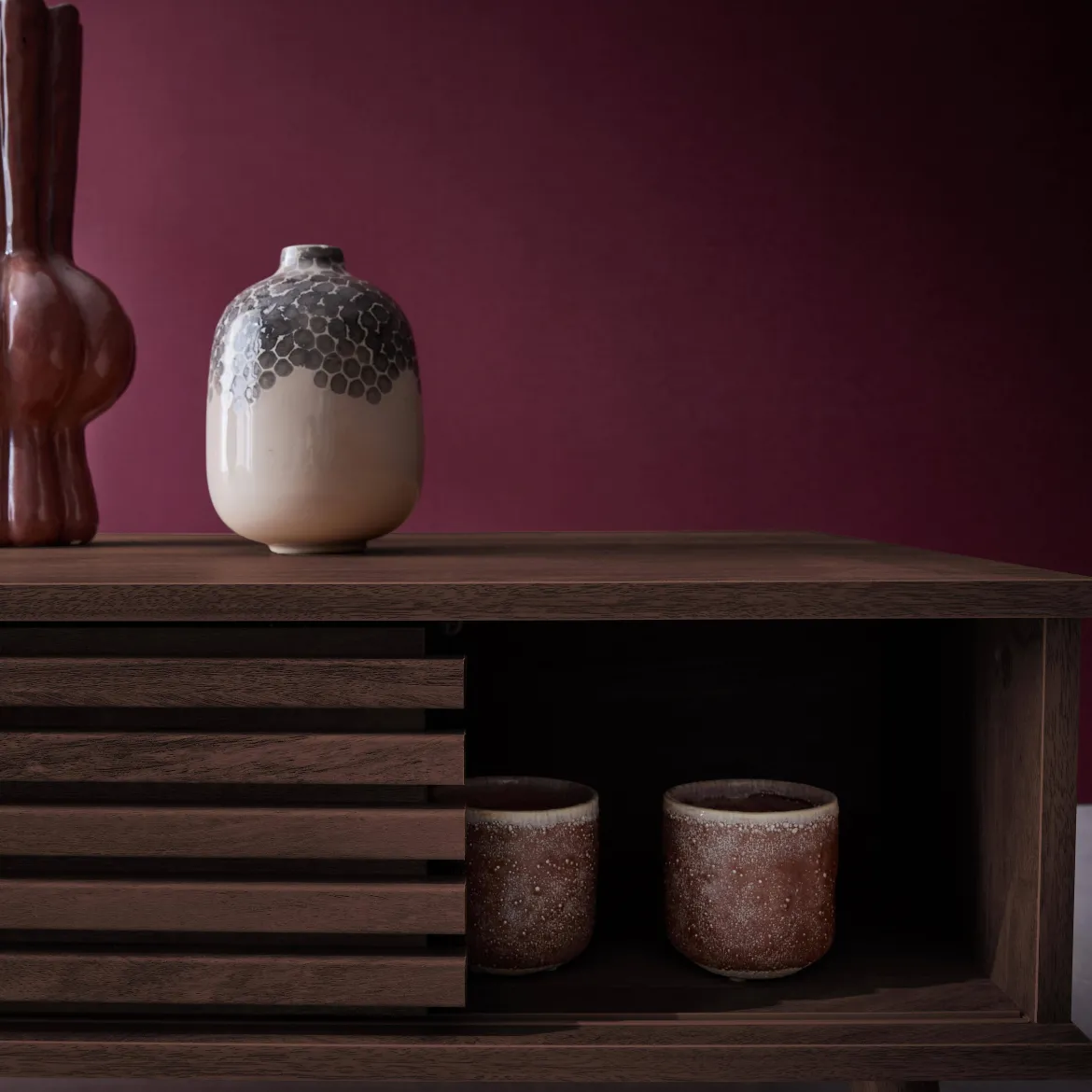 Tavolino scandinavo con ante scorrevoli, decoro in legno scanalato