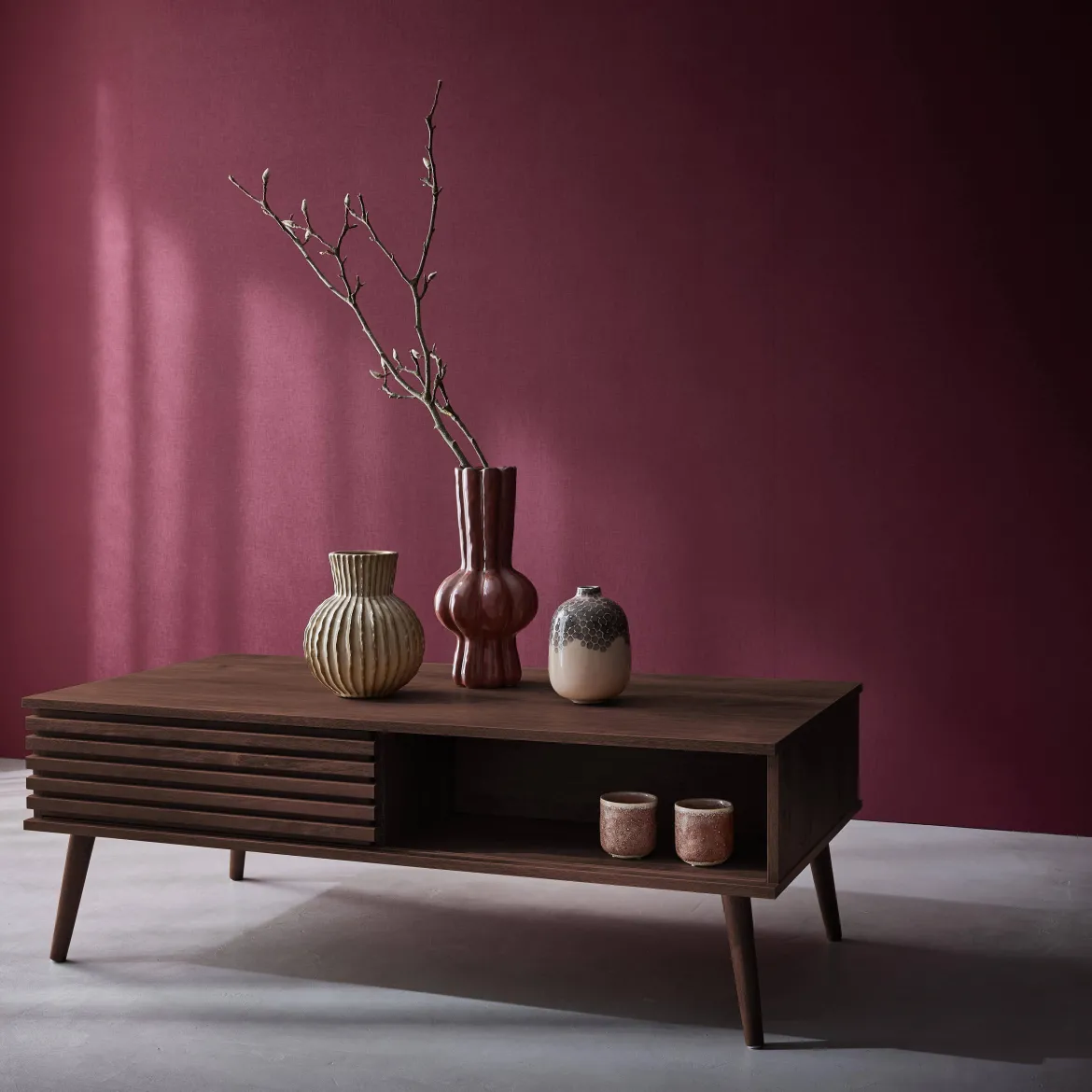 Tavolino scandinavo con ante scorrevoli, decoro in legno scanalato