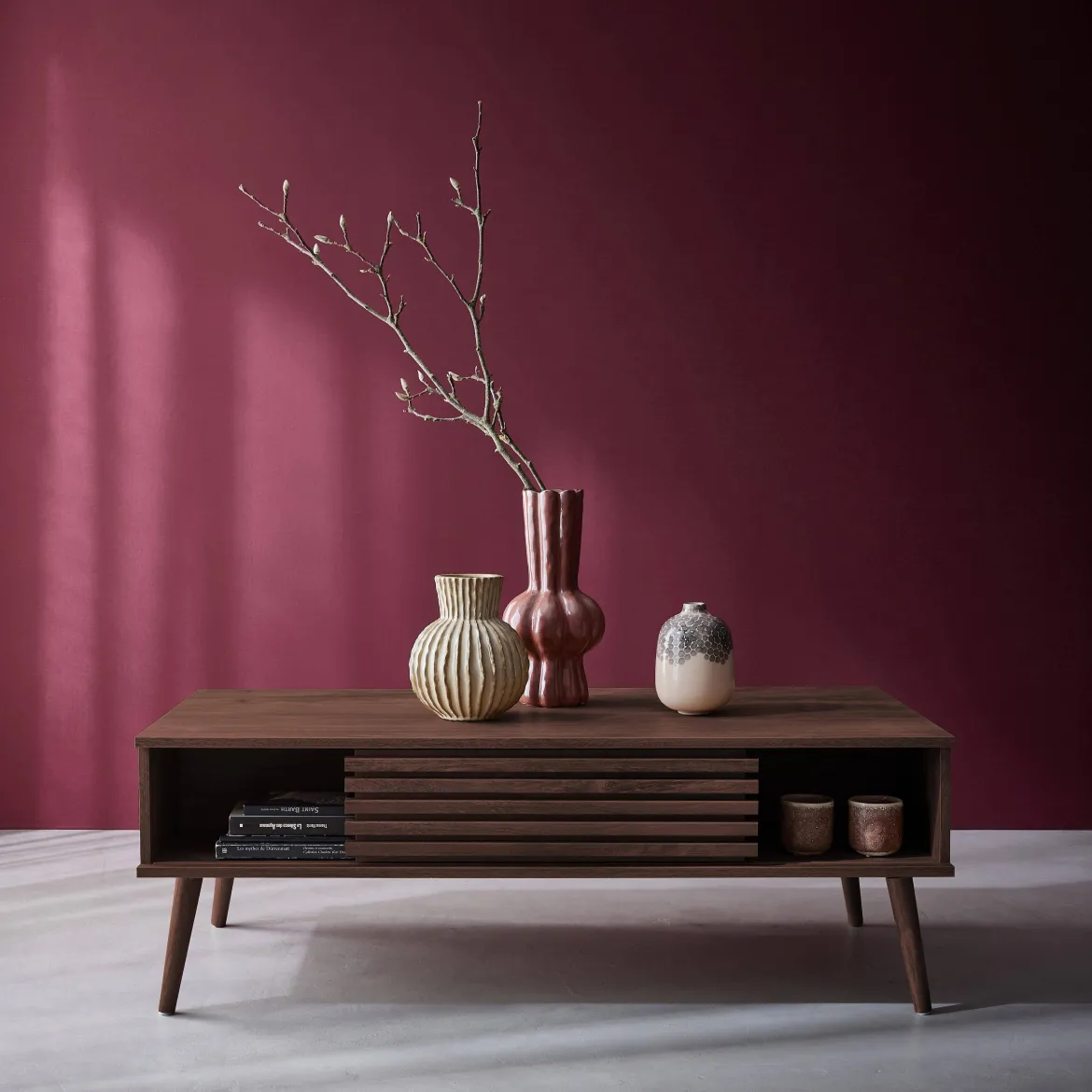 Tavolino scandinavo con ante scorrevoli, decoro in legno scanalato