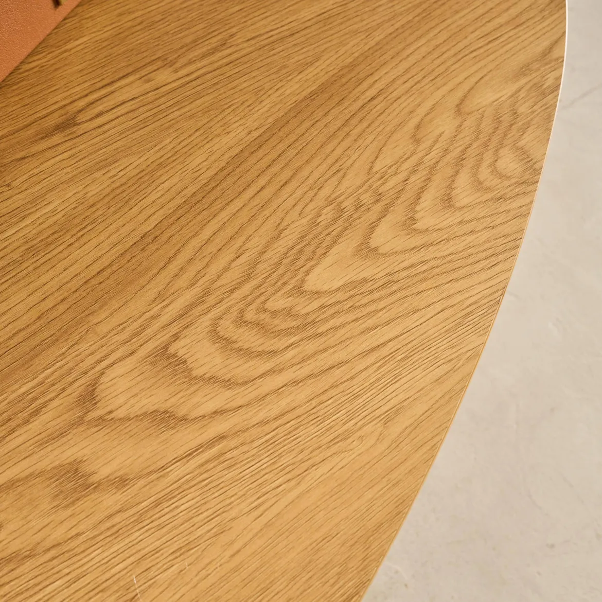 Tavolino triangolare con gambe cromate e effetto legno