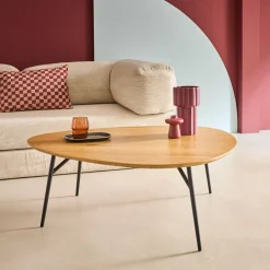 Tavolino triangolare con gambe in metallo nero e effetto rovere